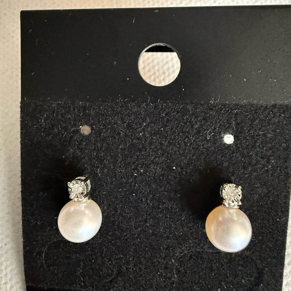 Elegant Silver Pearl 925 Marked Earrings - Picture 2 of 6